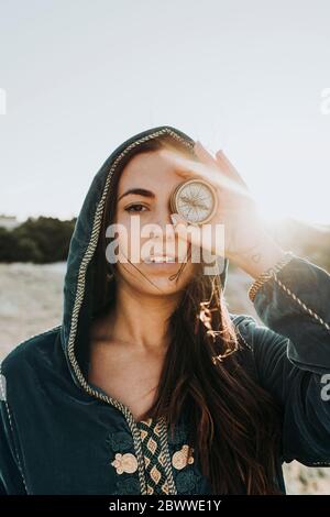 Portrait de jeune femme couvrant l'œil avec boussole, Maroc Banque D'Images