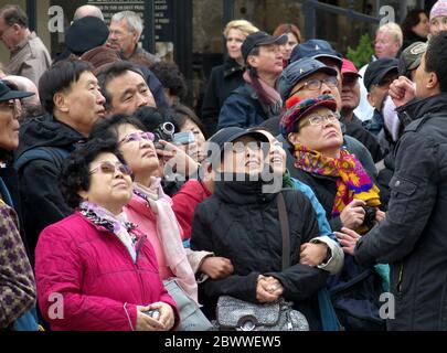 Les touristes contempleront l'étonnante horloge astronomique médiévale ou Praha Orloj à Prague / Praha République tchèque. Banque D'Images