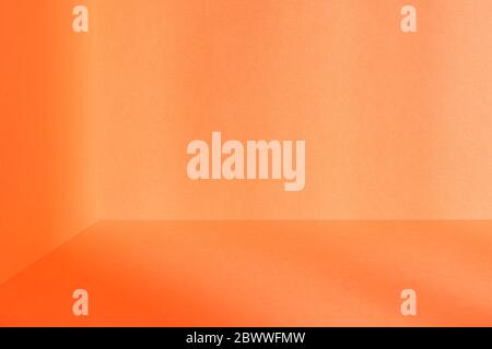 Coin vide de la pièce orange avec ombres claires. Concept d'espace minimaliste Banque D'Images