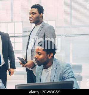 l'équipe multinationale travaille au bureau. Banque D'Images