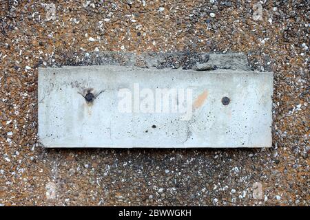 Panneau de béton vide sur l'arrière-plan du mur Old Little Pebbles. Banque D'Images