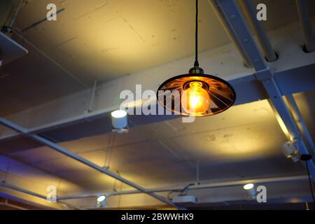 Lampe de gros plan sur plafond en béton ouvert. Banque D'Images