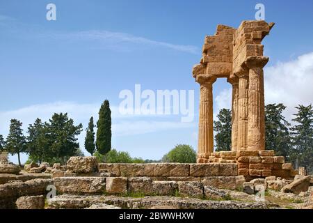 Italie, Agrigento. Vallée des temples, Temple du Dioscuri (vers le milieu du 5ème siècle av. J.-C.). Banque D'Images