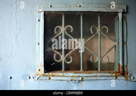 Vieux péphole de la chambre de prison. Banque D'Images