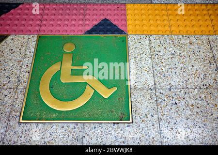 Direction du panneau handicap sur le sol du métro. Banque D'Images