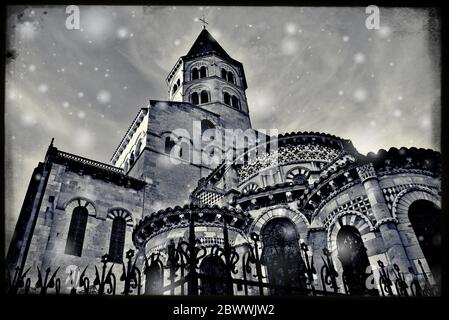 Vue en noir et blanc de l'église notre-Dame-du-Port de Clermont-Ferrand, sur fond étoilé. Auvergne Banque D'Images