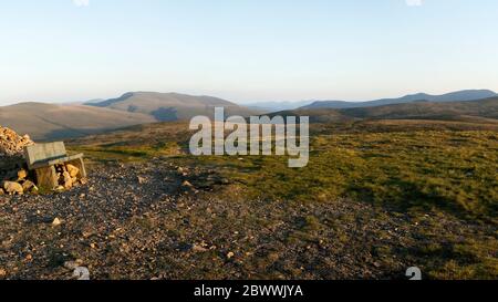 Vue sur le coucher du soleil depuis le sommet de High Pike dans les collines du nord du Lake District, Royaume-Uni Banque D'Images