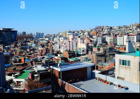 SÉOUL, CORÉE DU SUD - 29 DÉCEMBRE 2018 : paysage urbain le matin dans la région d'Itaewon-dong, où l'on est connu pour ses célèbres restaurants et sa vie nocturne Banque D'Images