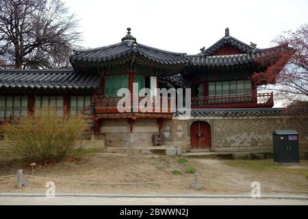 SÉOUL, CORÉE DU SUD - 25 DÉCEMBRE 2018 : pavillon ancien au jardin secret à l'intérieur du Palais antique de Changdeokgung Séoul, Corée du Sud en hiver. Banque D'Images