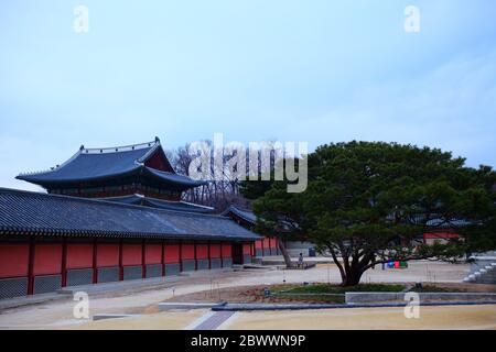 SÉOUL, CORÉE DU SUD - 25 DÉCEMBRE 2018 : Palais antique de Changdeokgung en hiver où est un célèbre monument de Séoul, Corée du Sud. Banque D'Images