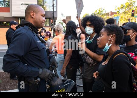 Oakland, Californie 2 juin 2020. Un manifestant enceinte parle en toute sincérité à un policier d'Oakland près du département de police d'Oakland, à Oakland, Californie, le 2 juin 2020 après la mort de George Floyd. Crédit : Chris Tuite/espace d'image/Punch média/Alamy Live News Banque D'Images