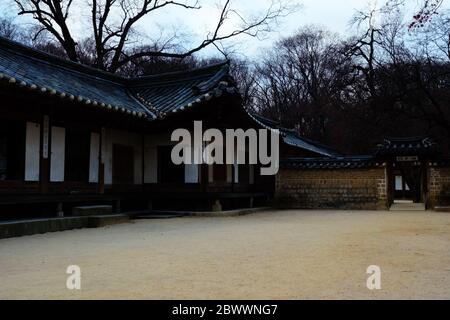 SÉOUL, CORÉE DU SUD - 25 DÉCEMBRE 2018 : Palais antique de Changdeokgung en hiver où est un célèbre monument de Séoul, Corée du Sud. Banque D'Images