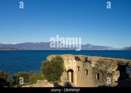 Vue sur le lac de Garde depuis les grottes de Catullus Banque D'Images