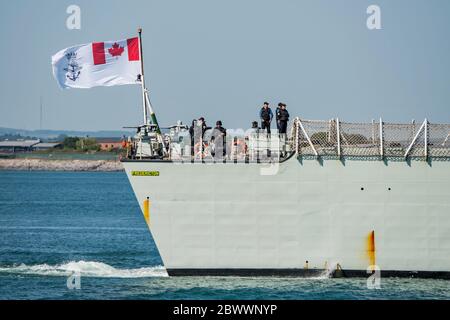 Le navire de guerre de la Marine royale du Canada NCSM Fredericton (FFH337) arrive à Portsmouth (Royaume-Uni) le 2 juin 2020 pour une visite de courtoisie. Banque D'Images