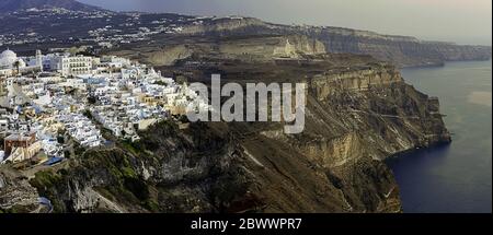 Panorama de l'île de Santorin, Cyclades, mer Egée, Grèce. Horizon de la capitale Fira sur la caldeira de la montagne du volcan. Vue aérienne du matin de Thira Banque D'Images