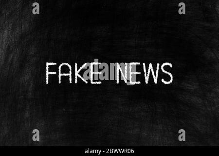 Fausses nouvelles sur fond noir tableau noir, adapté pour le concept d'entreprise. Banque D'Images