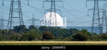 Centrale nucléaire de Sizewell B avec plusieurs pylônes d'électricité en face vu par une brume de chaleur faussant en monochrome Banque D'Images