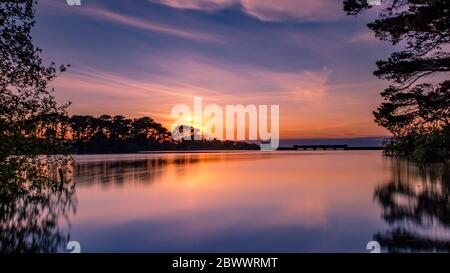 Coucher de soleil sur le réservoir de St Saveurs, Guernesey Banque D'Images