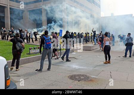 Le gaz lacrymogène remplit l'air devant le Cleveland Justice Center où les manifestants contre le meurtre de George Floyd se sont rassemblés pour manifester.Des milliers de manifestants sont descendus au Cleveland Justice Center, siège du quartier général de la police de Cleveland, dans le centre-ville de Cleveland, Ohio, aux États-Unis, où des gaz lacrymogènes et du poivre ont été utilisés par la police pour essayer de contrôler la foule.Le centre-ville de Cleveland a été rempli de manifestants et au fur et à mesure que la journée avançait, les pillages, le vandalisme et l'anarchie le 30 mai 2020 l'ont fait. Banque D'Images