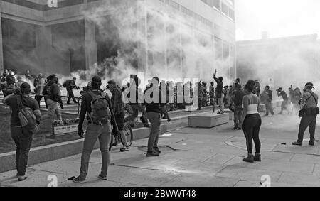 Les manifestants contre le meurtre de Noirs par la police américaine sont controntés par la police de Cleveland aux marches du Justice Center à Cleveland, Ohio, États-Unis. Banque D'Images