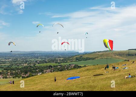 Accrochez les planeurs volant à Westbury White Horse, Westbury, Wiltshire, Angleterre, Royaume-Uni Banque D'Images