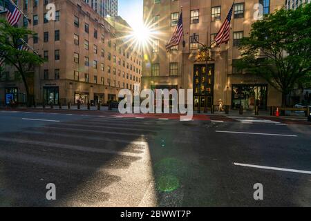 Le soleil se couche parmi les bâtiments du Rockefeller Center pendant la quarantaine pour le COVID-19 à New York NY USA le jour du souvenir le 25 2020 mai. Banque D'Images