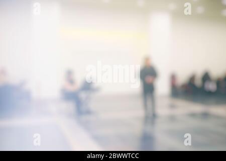 Blanc flou d'un chanteur dans la salle de concert arrière-plan. Banque D'Images