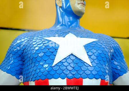 BANGKOK, THAÏLANDE - 25 AVRIL 2019 : gros plan du signe d'étoile blanche sur le modèle de coffre de Captain America, Captain America est un personnage célèbre dans Avenger animatio Banque D'Images