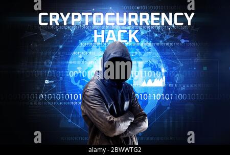 Hacker sans visage au travail avec l'inscription HACK CRYPTO-MONNAIE, concept de sécurité informatique Banque D'Images