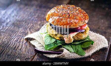 nourriture végétalienne, sandwich sans viande ou éléments d'origine animale. Pain sans œufs ni lait, avec des légumes et des fibres ou des hamburgers de soja, sur une table rustique. Vég Banque D'Images