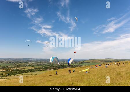 Accrochez les planeurs au Westbury White Horse, Westbury, Wiltshire, Angleterre, Royaume-Uni Banque D'Images