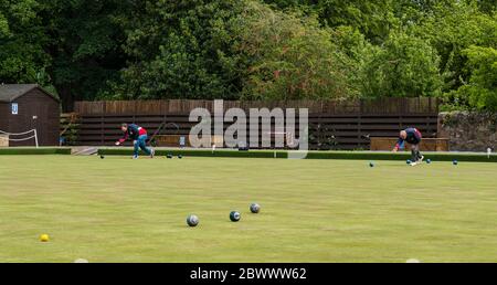 Haddington, East Lothian, Écosse, Royaume-Uni, 03 juin 2020. Réouverture du plus ancien club de bowling d'Écosse : le plus ancien club de bowling d'Écosse rouvre après que les restrictions de verrouillage soient assouplies. Le club a célébré son 300e anniversaire en 2009, et compte environ 75 membres à part entière. En photo : Mark McWilliams et Scott Milne, deux des quatre membres du club qui jouent sur le green aujourd'hui après la fermeture du club en septembre dernier Banque D'Images