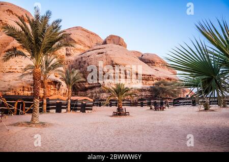 Un camp de bédouins touristiques dans le désert jordanien à Wadi Rum près de Petra. Banque D'Images