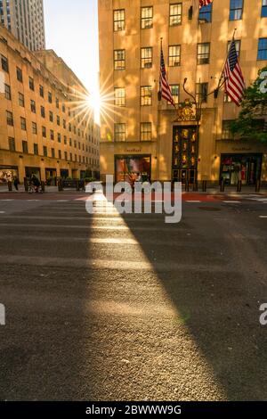 Le soleil se couche parmi les bâtiments du Rockefeller Center pendant la quarantaine pour le COVID-19 à New York NY USA le jour du souvenir le 25 2020 mai. Banque D'Images