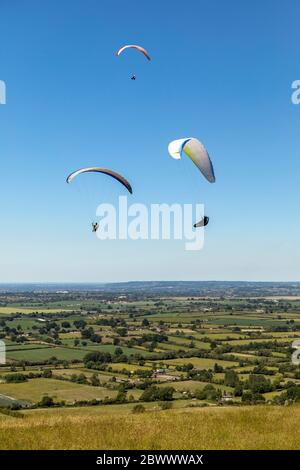 Trois planeurs Hang volant à Westbury White Horse, Westbury, Wiltshire, Angleterre, Royaume-Uni Banque D'Images