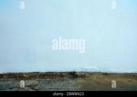 Peinture blanche abstraite sur fond de pièce en béton. Banque D'Images