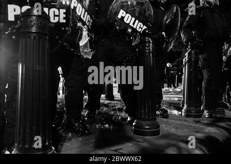 Washington, District de Columbia, États-Unis. 30 mai 2020. Les manifestants réagissent à la mort de George Floyd dans le Missouri en protestant devant la Maison Blanche pour les droits des Noirs. Crédit : Shane Lewis Bahn/One Up Top Banque D'Images