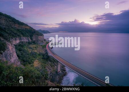 Sea Cliff Bridge sur la route Grand Pacific en Nouvelle-Galles du Sud, Australie, au coucher du soleil. Banque D'Images