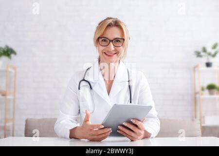 Médecin et technologie numérique. Une femme tient une tablette dans les mains du bureau médical Banque D'Images