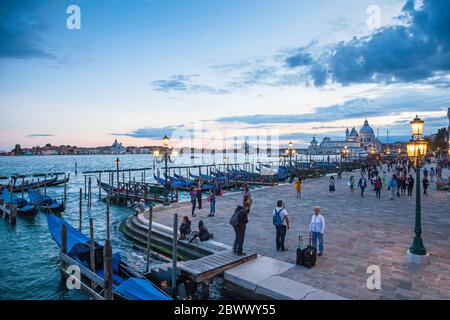 Touristes se promonnant, se promener et se détendre le long de la Riva degli Schiavoni à Venise, Italie Banque D'Images