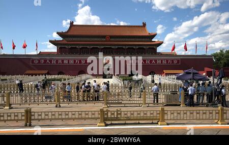 Pékin, Chine. 03ème juin 2020. La police chinoise, la police sous couvert et les soldats gardent la porte nord de la place Tienanmen ornée d'un portrait géant de l'ancien timonier Mao Zedong à Pékin le mercredi 6 juin 2020. En raison du prochain anniversaire des manifestations étudiantes de la place Tiananmen en juin 4, une grande partie de la région est sous confinement. Photo de Stephen Shaver/UPI crédit: UPI/Alay Live News Banque D'Images