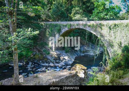 Pont sur la rivière Barbadún qui passe par les ferronneries de la Olla à Galdames Banque D'Images