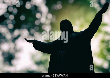 Jésus Silhouette avec beau bokeh fond, adapté pour le concept de religion chrétienne. Banque D'Images