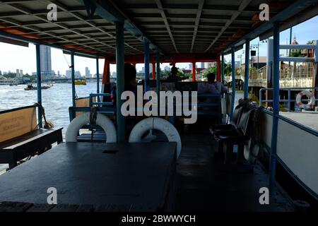 BANGKOK, THAÏLANDE - 23 JUILLET 2019 : bateau-ferry intérieur sur la rive de la rivière Chao Phraya. Les gens utilisent le ferry pour traverser la rivière. Banque D'Images