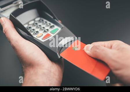 La personne insère une carte de crédit ou de débit dans le terminal de paiement du PDV ou le lecteur de carte de crédit Banque D'Images