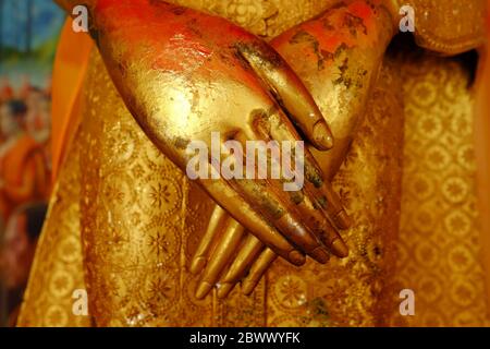 Gros plan des mains d'image de Bouddha antique. Banque D'Images
