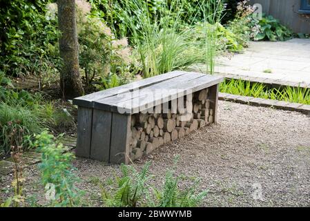 Banc de jardin orné de doubler comme un magasin de journaux Banque D'Images