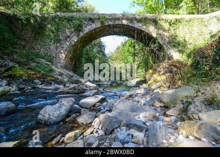 Pont sur la rivière Barbadún qui passe par les ferronneries de la Olla à Galdames Banque D'Images