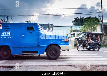 Un camion blindé de sécurité traverse la ville de Coron, l'île de Coron Palawan, aux Philippines. Banque D'Images