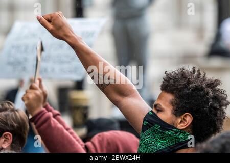 Hyde Park, Londres, Royaume-Uni. 3 juin 2020. En marchant vers le haut de Whitehall et après Downing Street - les manifestants réagissent à la mort de George Floyd, à Minneapolis la semaine dernière, en se rassemblant à Hyde Park dans le cadre d'une journée d'action contre la discrimination. L'Africain américain de 46 ans a été filmé comme un policier blanc à genoux sur son cou pendant presque neuf minutes. Le « verrouillage » facilité se poursuit pour l'épidémie de coronavirus (Covid 19) à Londres. Crédit : Guy Bell/Alay Live News Banque D'Images